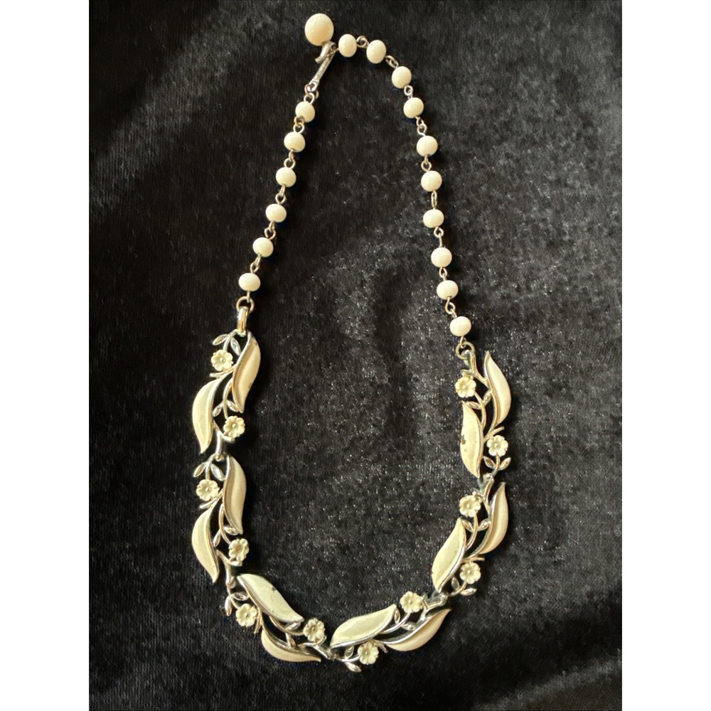 Vintage LISNER White Enamel Milk Glass Bead‎ Leaf And Flower Choker Necklace